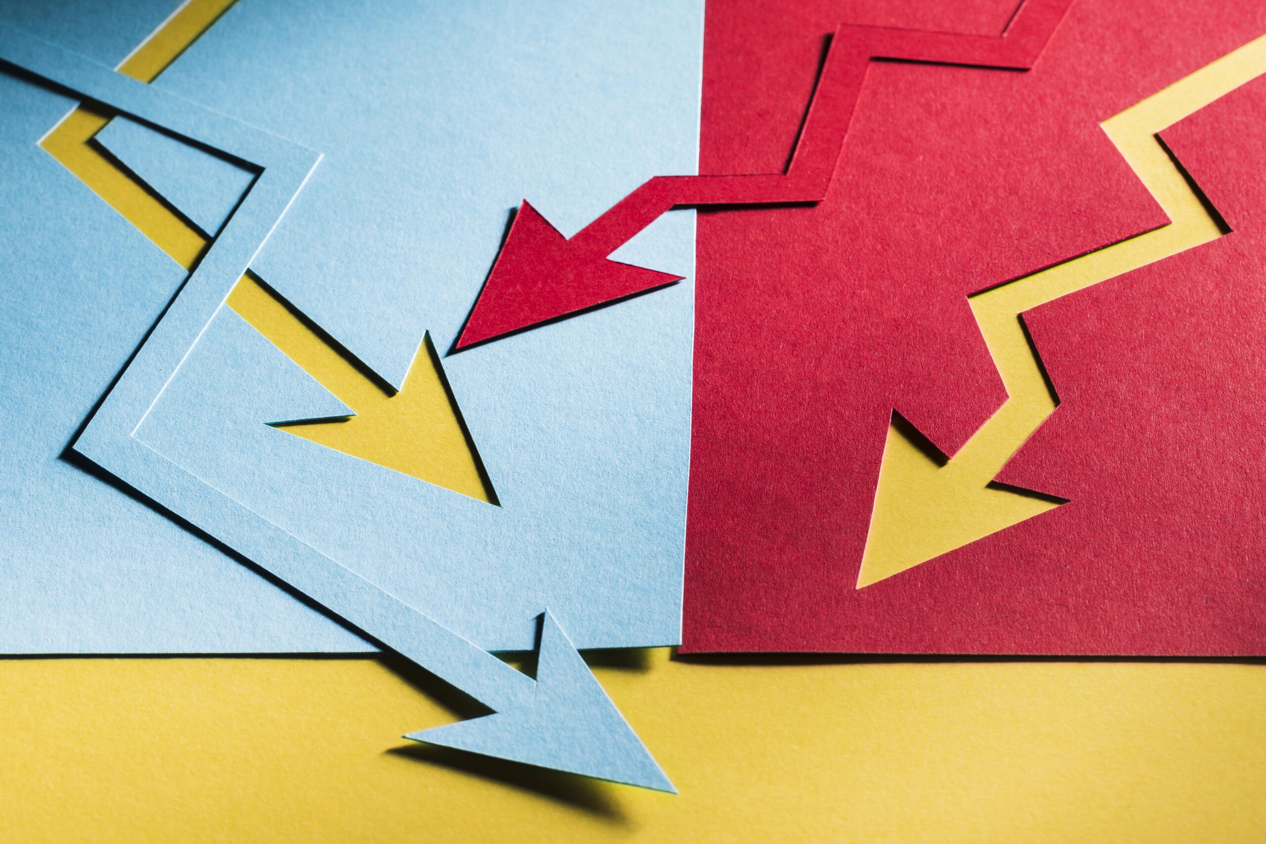 Estadísticas de marketing digital en su portátil, con gráficos de conversión en pantalla y fondo urbano de L'Hospitalet de Llobregat.