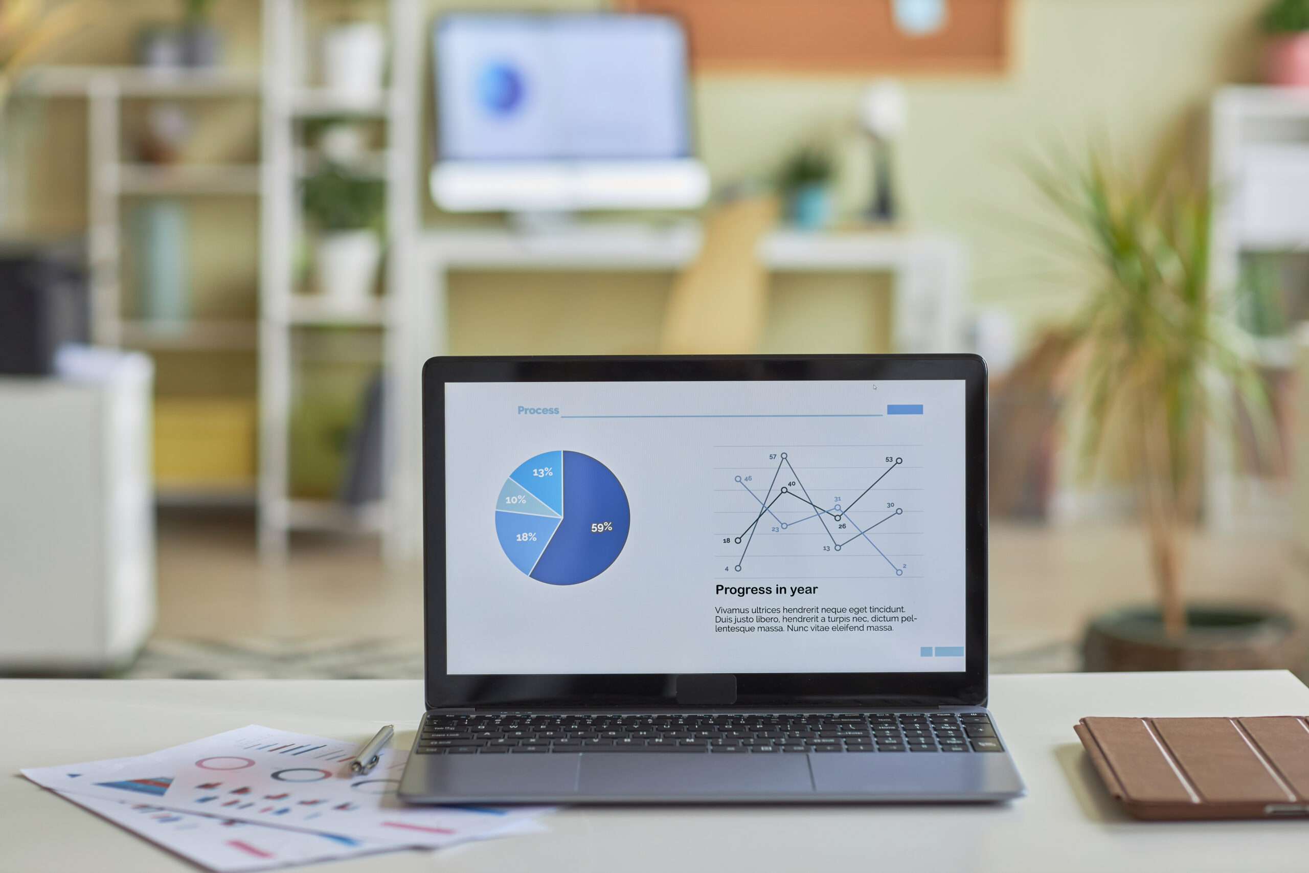 Ordenador mostrando estadísticas gráficas para analizar el Posicionamiento Web en Asturias y mejorar la visibilidad online