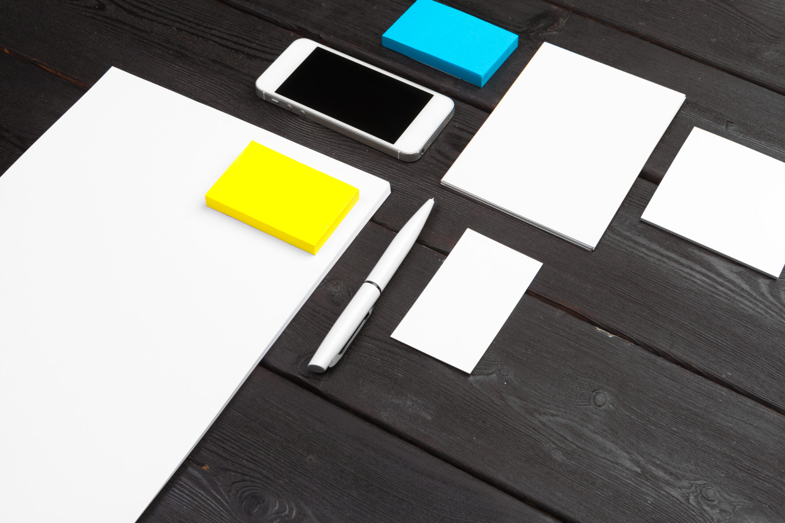 Papelería corporativa personalizada para definir la identidad visual de una empresa en el contexto del desarrollo y diseño en Asturias.