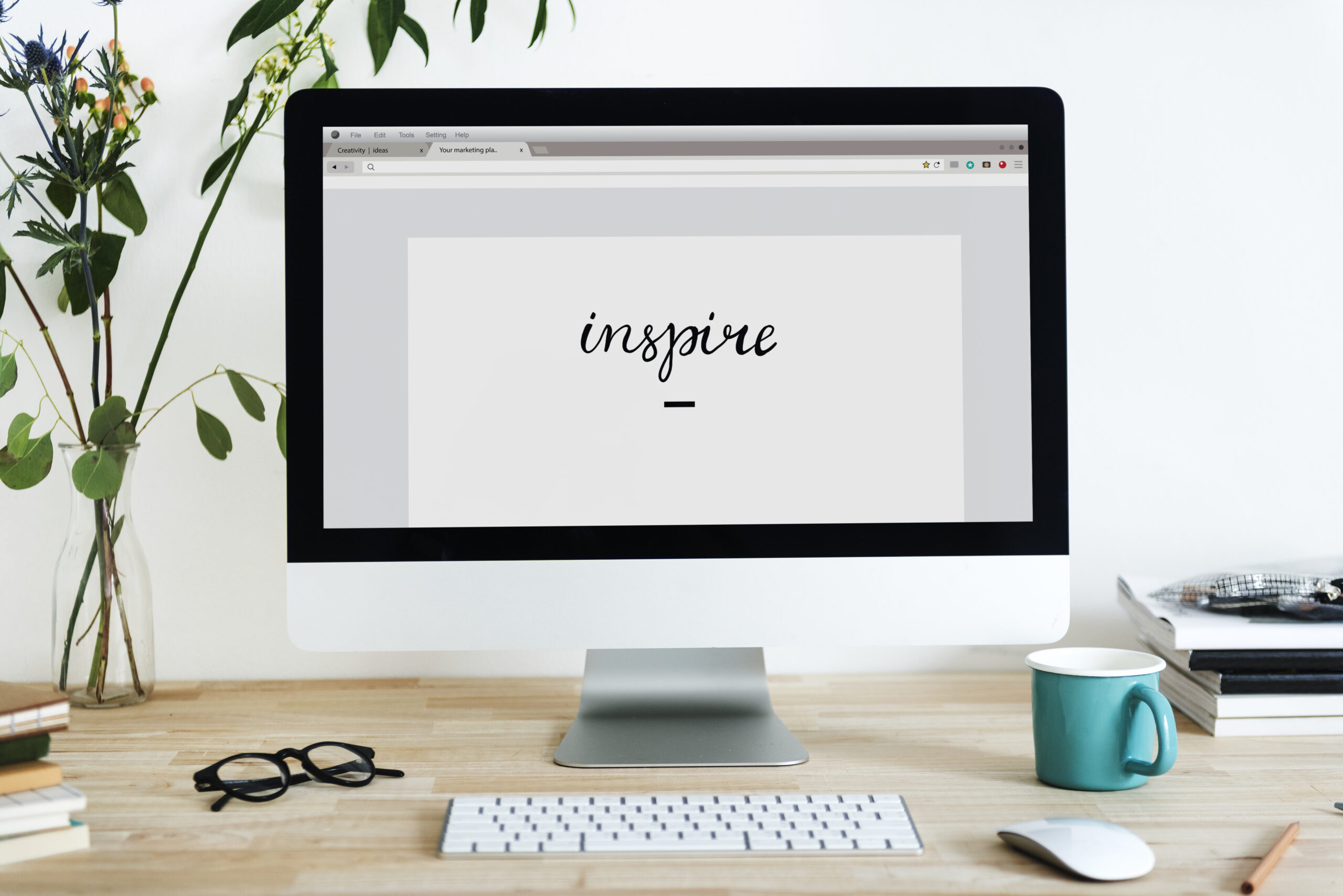 Ordenador mostrando la edición de una página web profesional en Enova Studios en Palma