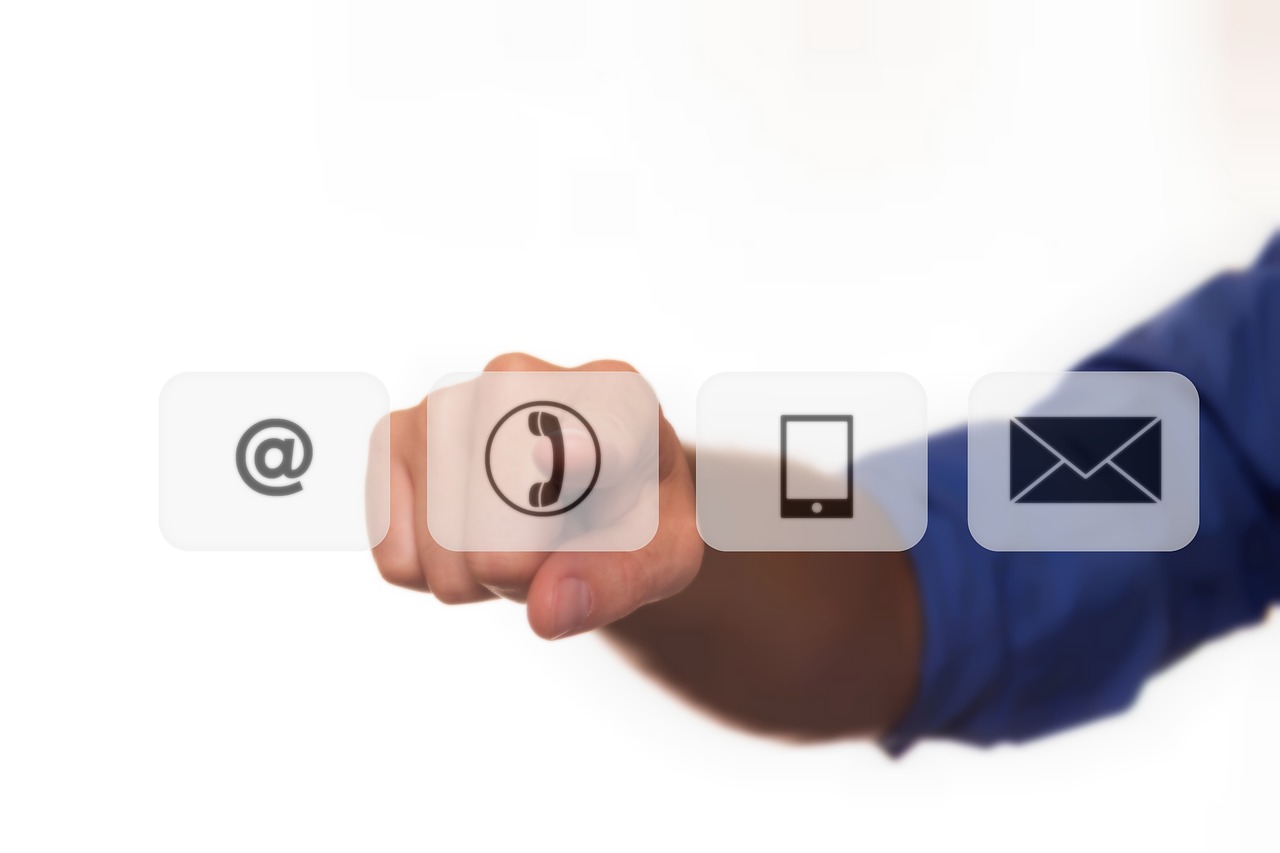 Persona señalando diferentes formas de comunicación para PYMEs en Teruel con Kit Digital