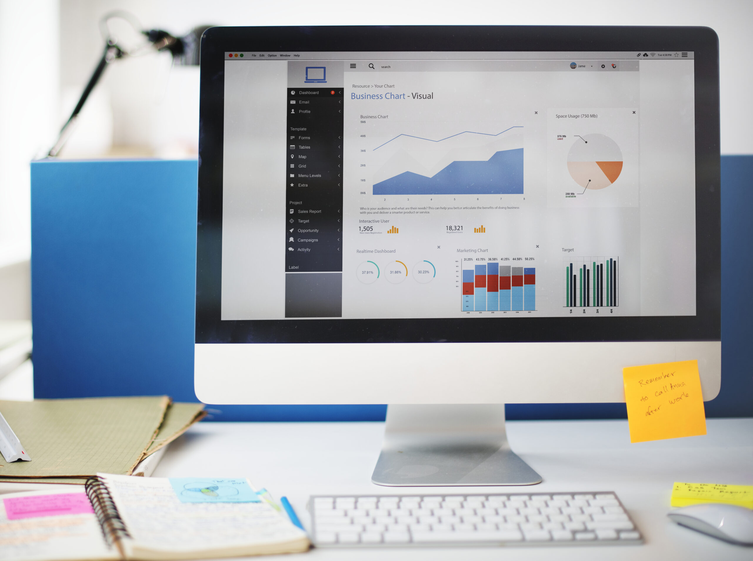 Ordenador con gráficos de analítica web en escritorio de oficina, representando Analítica web en Álava.