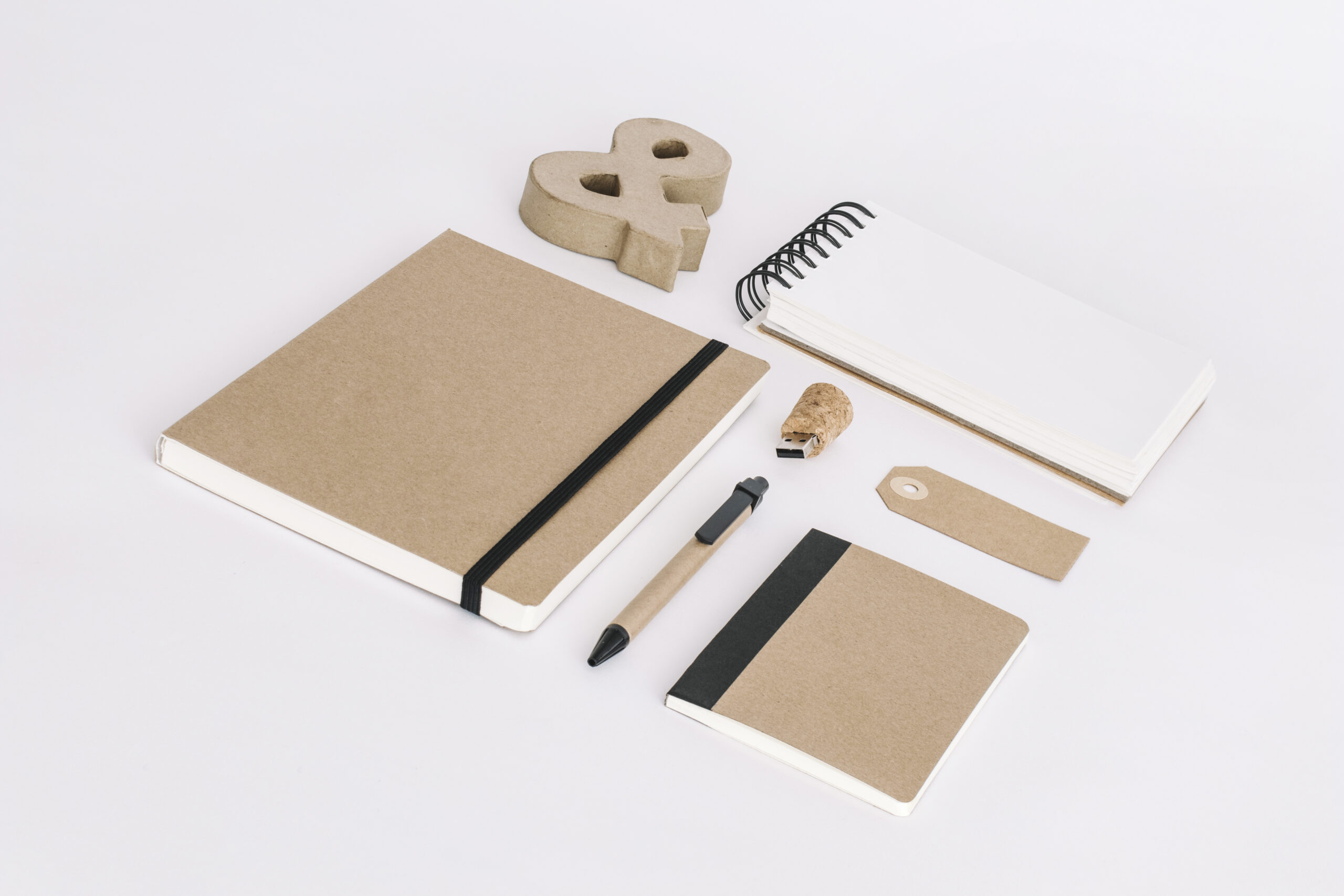 Libreta, bolígrafo, cuaderno y etiqueta representando identidad corporativa en Álava