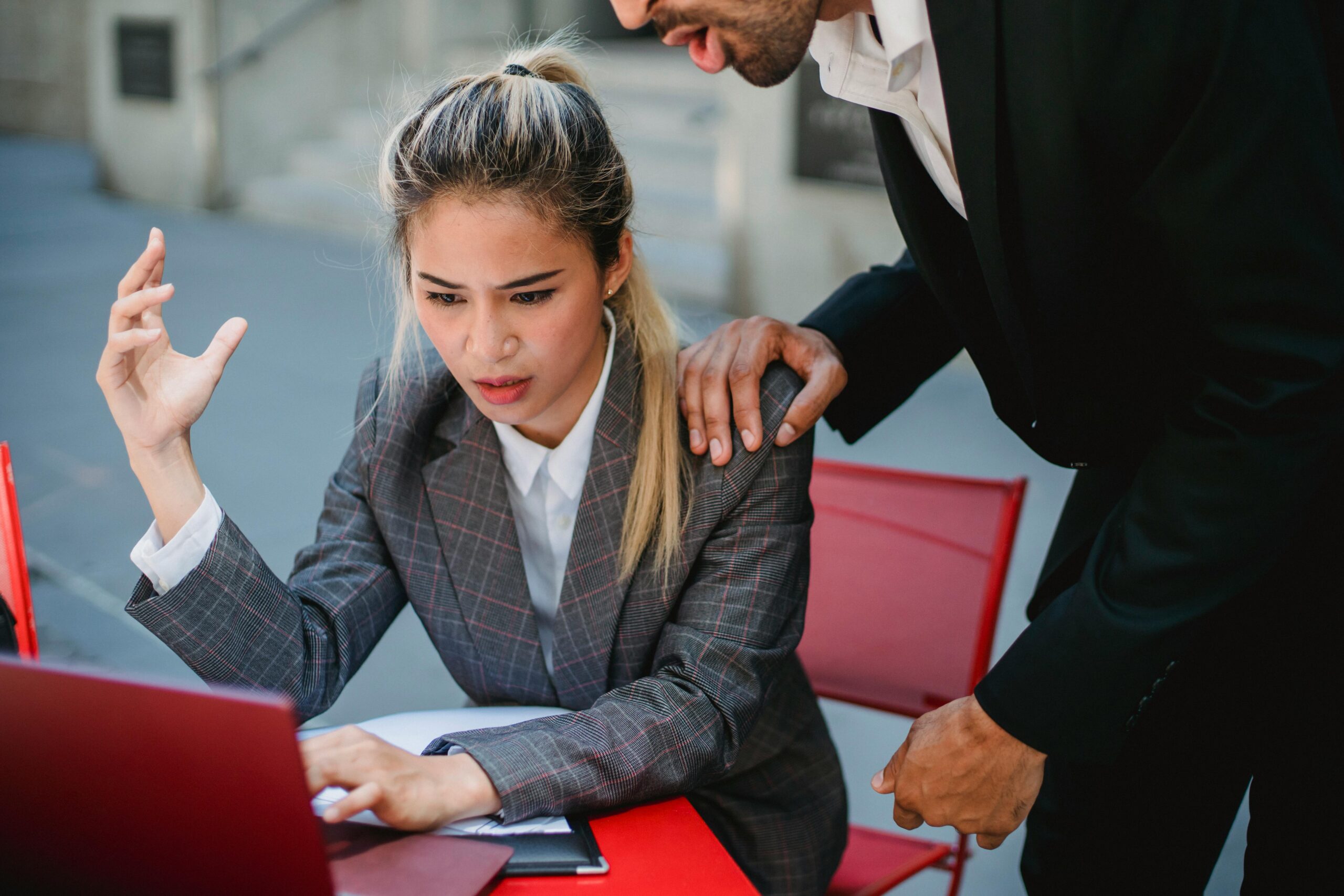 Dos profesionales discutiendo estrategias para preguntas frecuentes para empresas en Torrevieja
