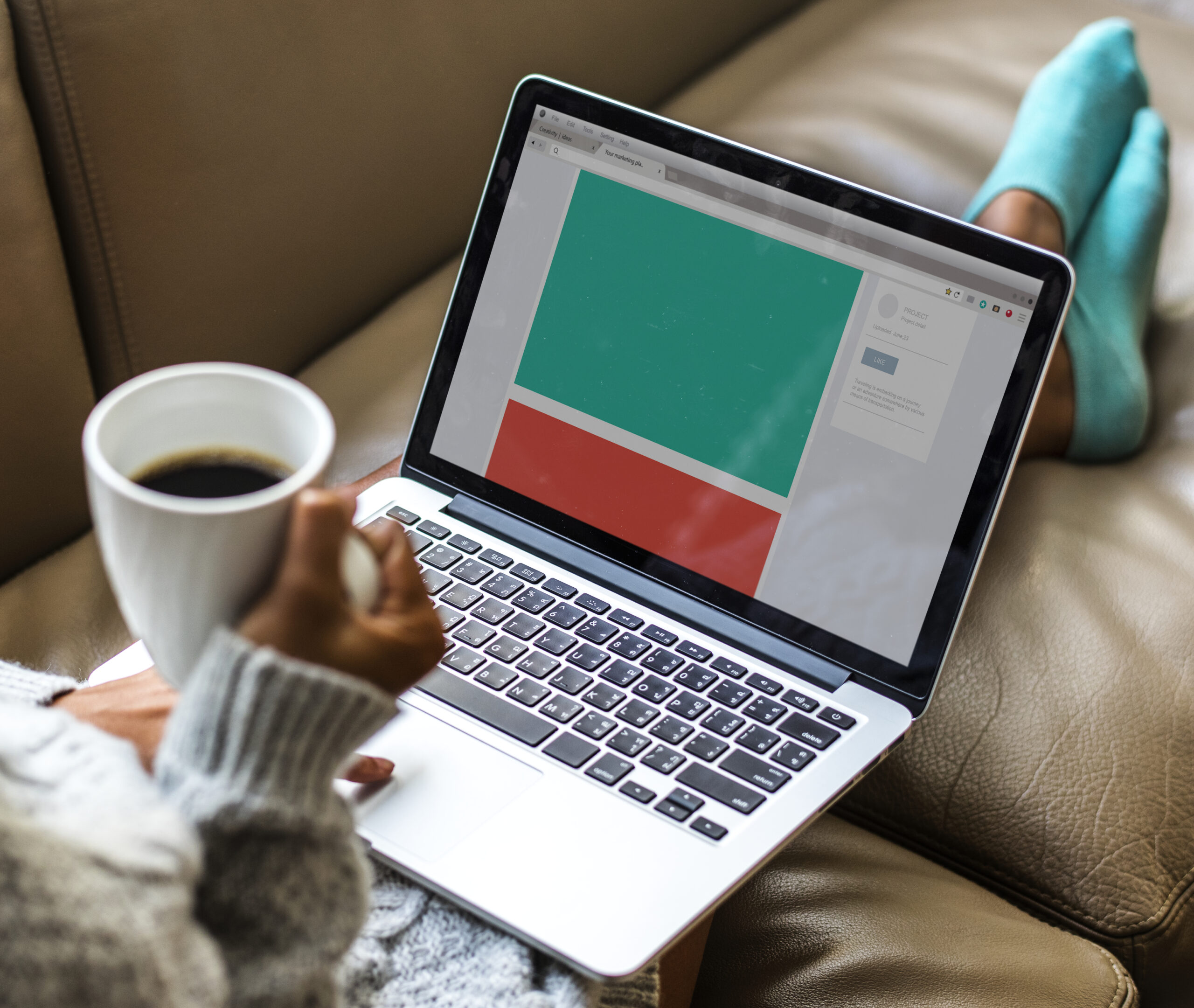 Persona digitalizando su página web con el Kit Consulting en Enova Studios en Bilbao