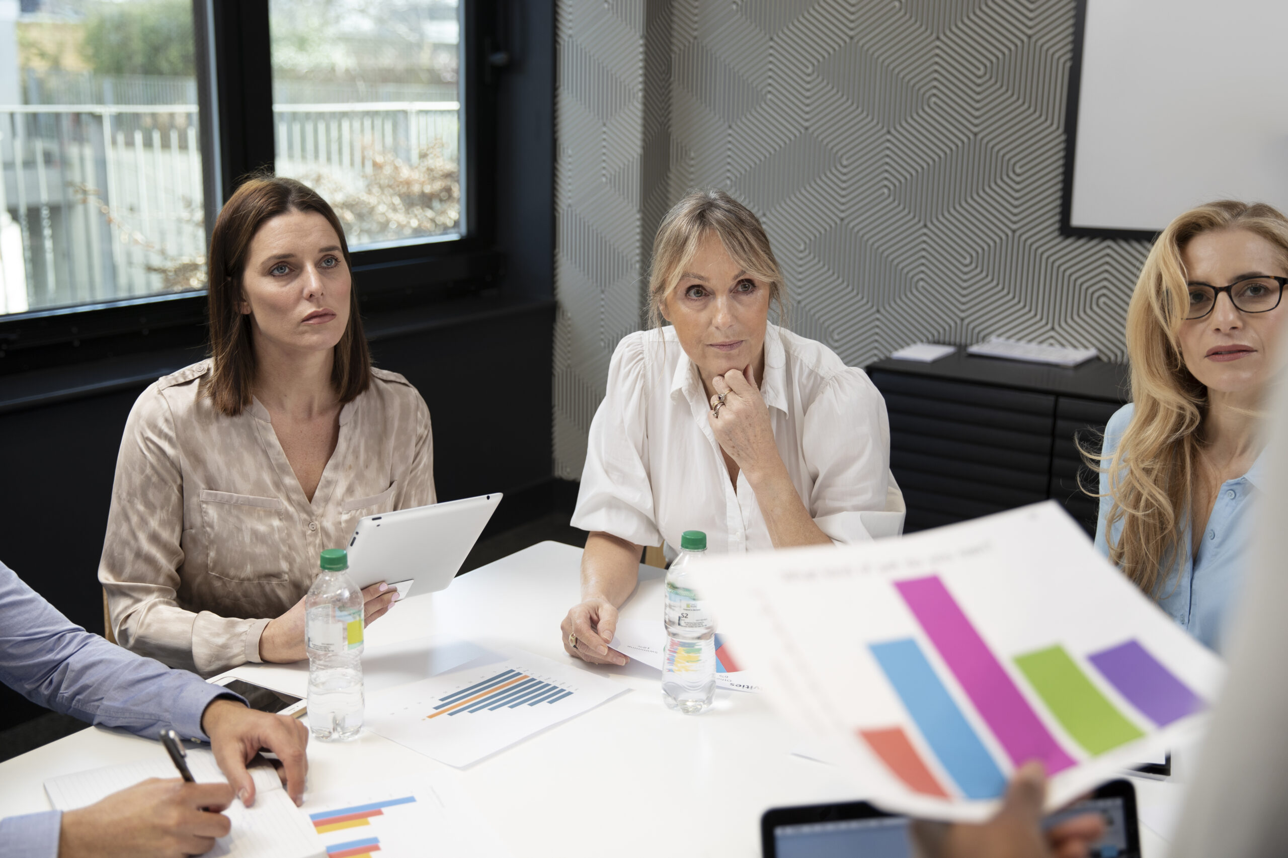 Asesor digital explicando el Kit Consulting a una empresa en Gijón, con iconos de marketing, diseño web y posicionamiento SEO sobre fondo claro.