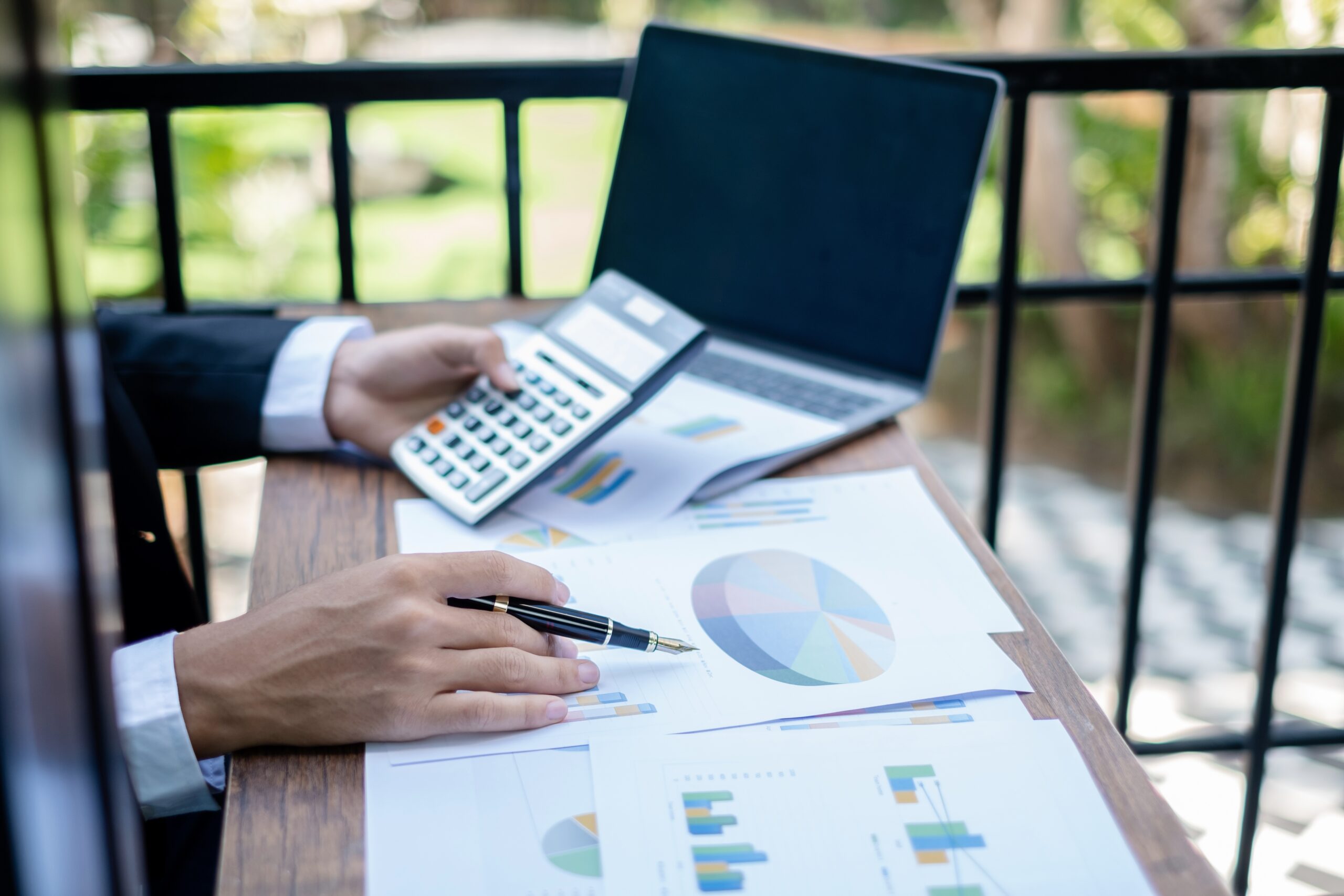 Persona analizando estadísticas digitales relacionadas con estrategias de Enova Studios en Vigo