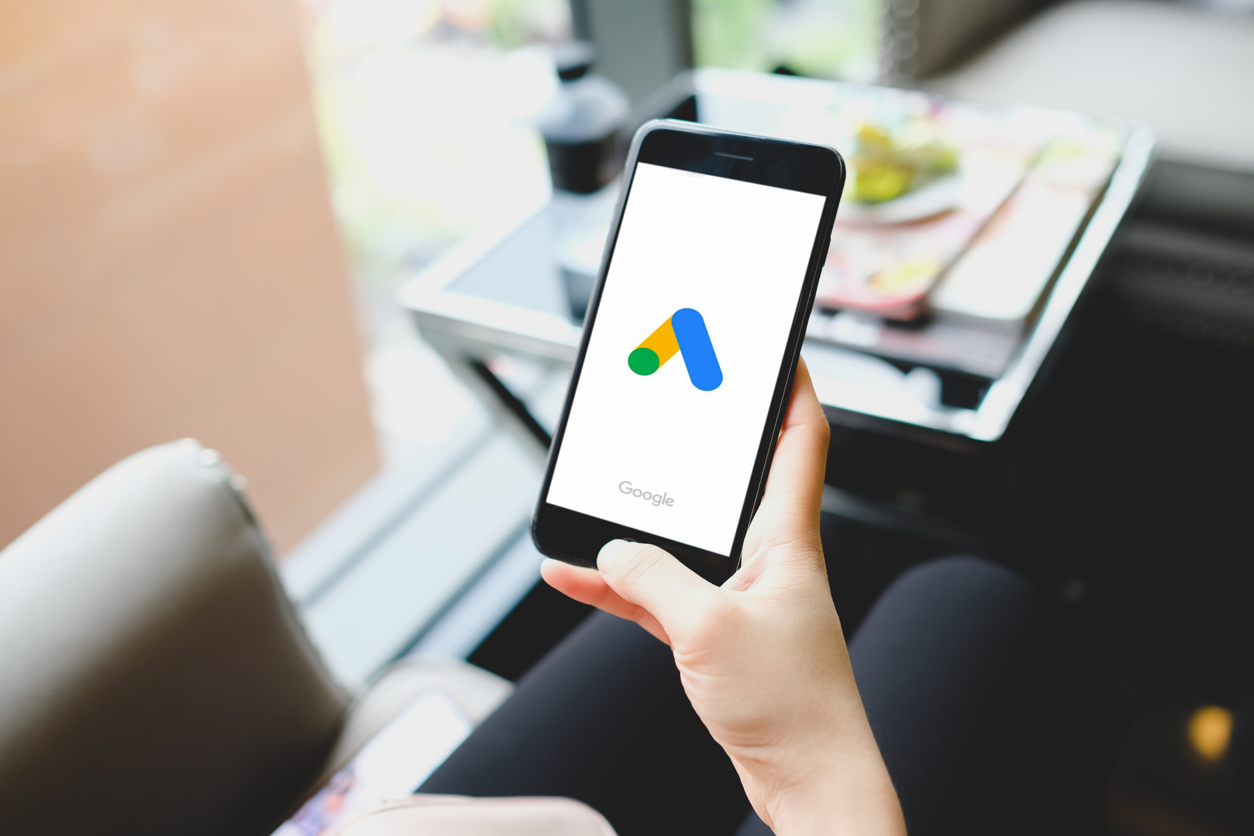 Publicidad Digital en Asturias con Google Ads abierta en un móvil, ideal para estrategias de marketing online efectivas en la región.