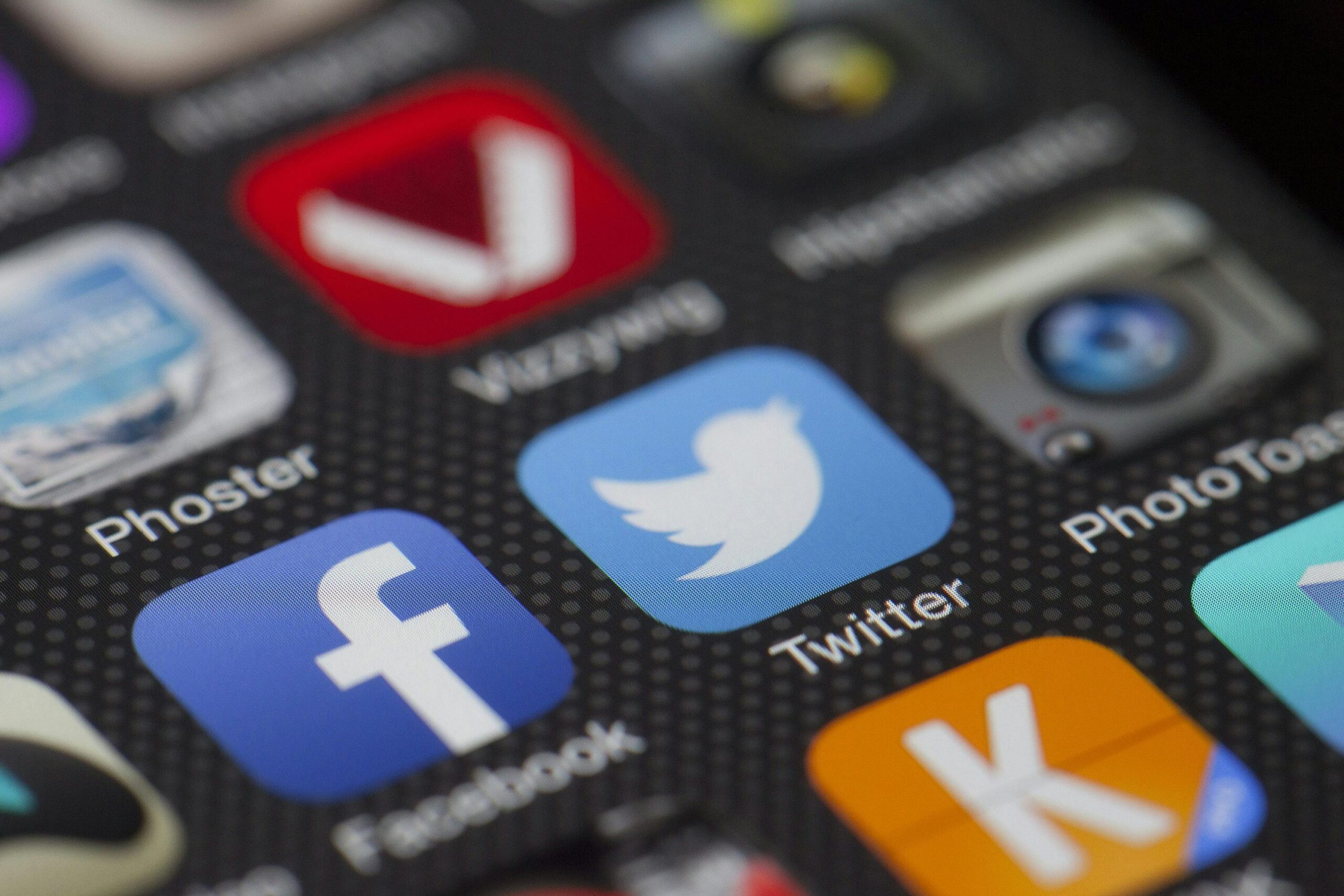 Community Manager gestionando redes sociales en Córdoba, España con enfoque en interacción y reputación online.