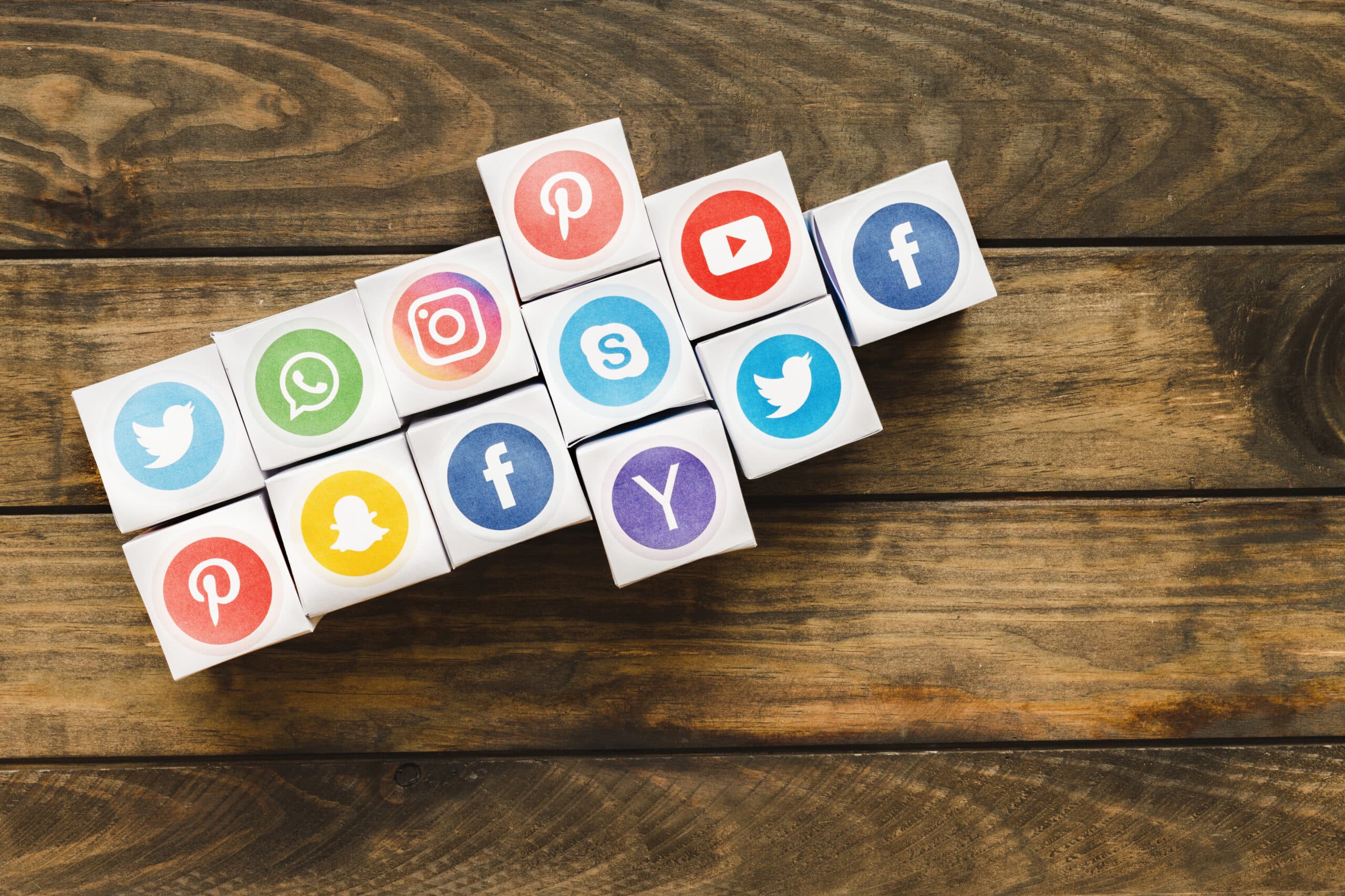 Cubos con logos de redes sociales simbolizando la gestión profesional de redes sociales .