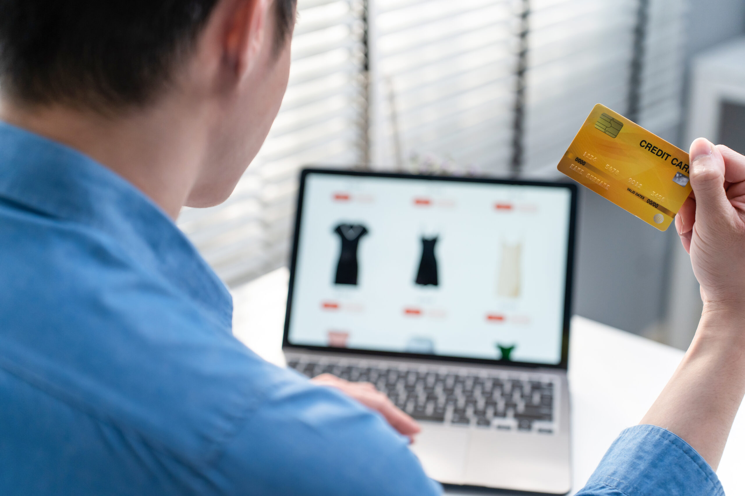 Persona comprando ropa online desde un ordenador en un ecommerce desarrollado en Cáceres