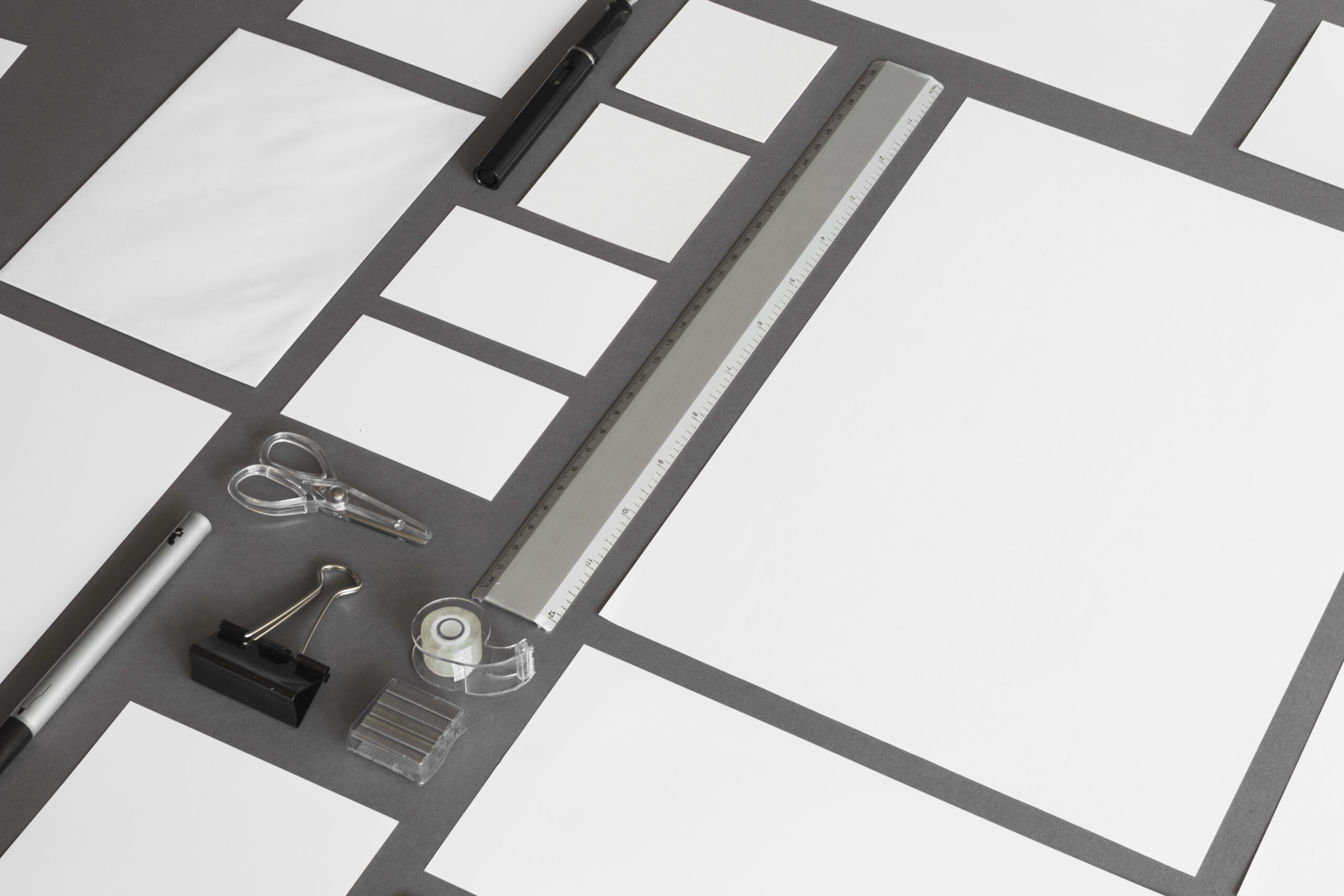 Papelería corporativa con diseño personalizado sobre fondo azul, representando la identidad visual de marca.