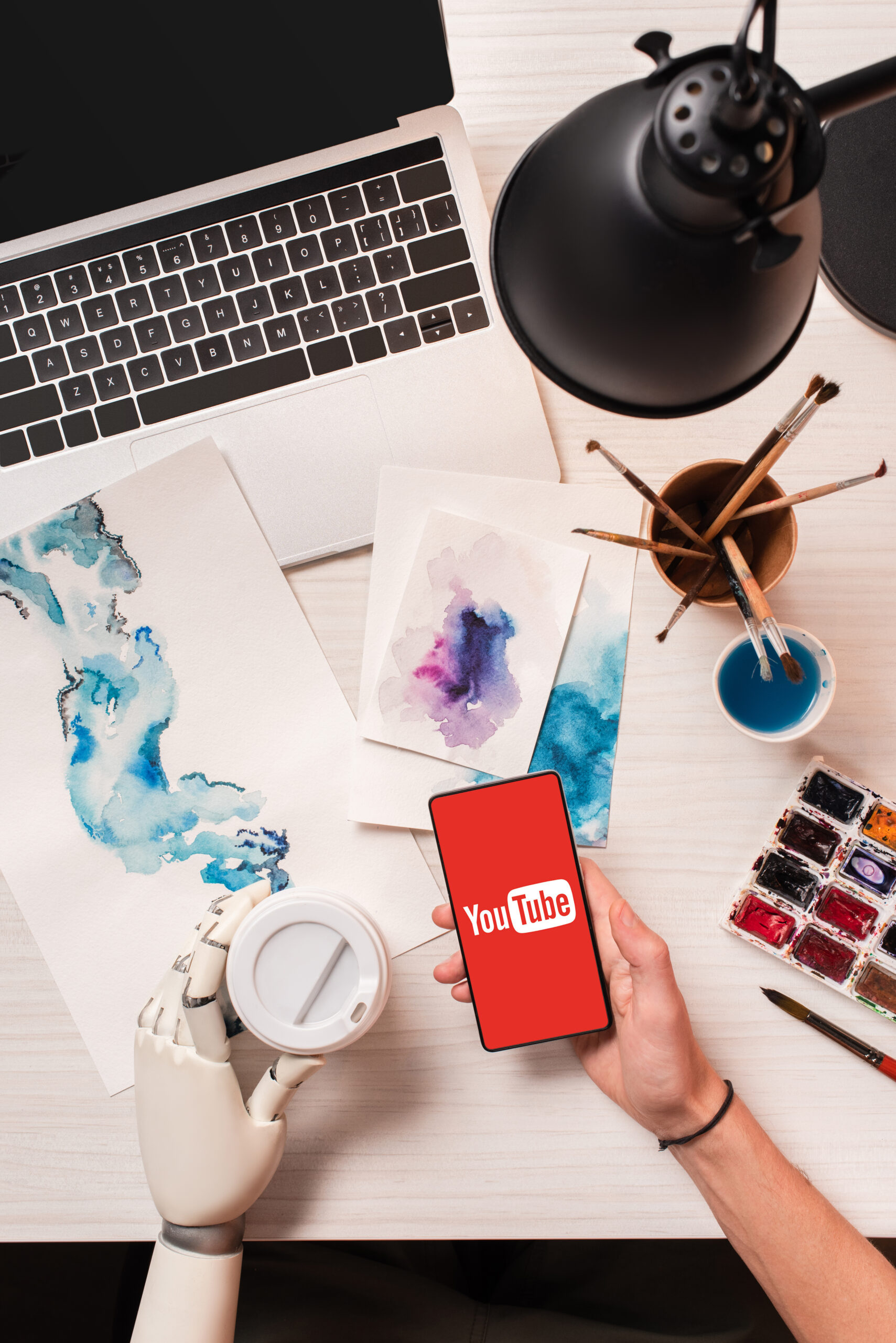 Persona accediendo a YouTube desde su teléfono móvil como parte de una campaña de Publicidad Digital en Badajoz