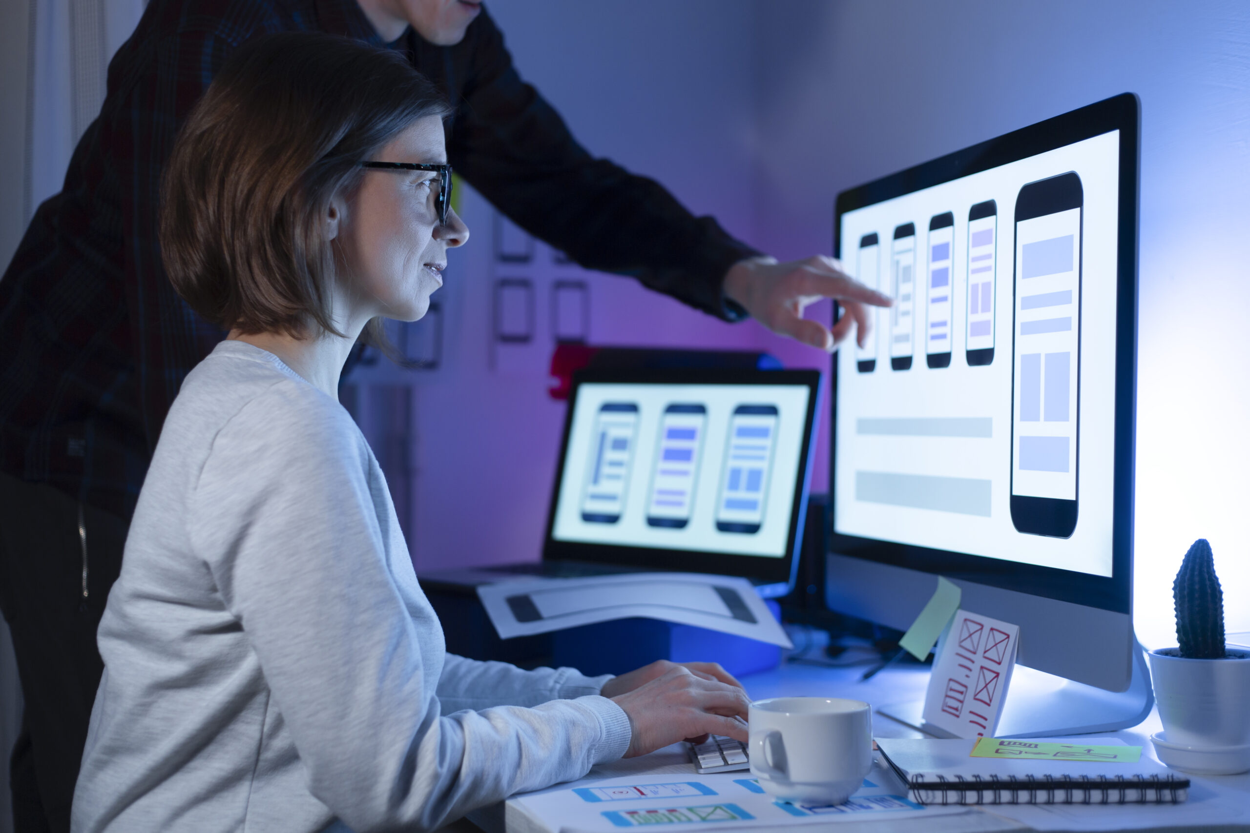 Personas diseñando plataformas digitales en un ordenador en una agencia de desarrollo y diseño en Badajoz