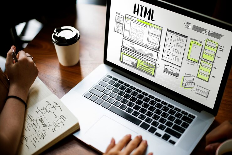 Persona mostrando código HTML en pantalla como parte de un proceso de desarrollo y diseño en Granada orientado a crear páginas web profesionales.