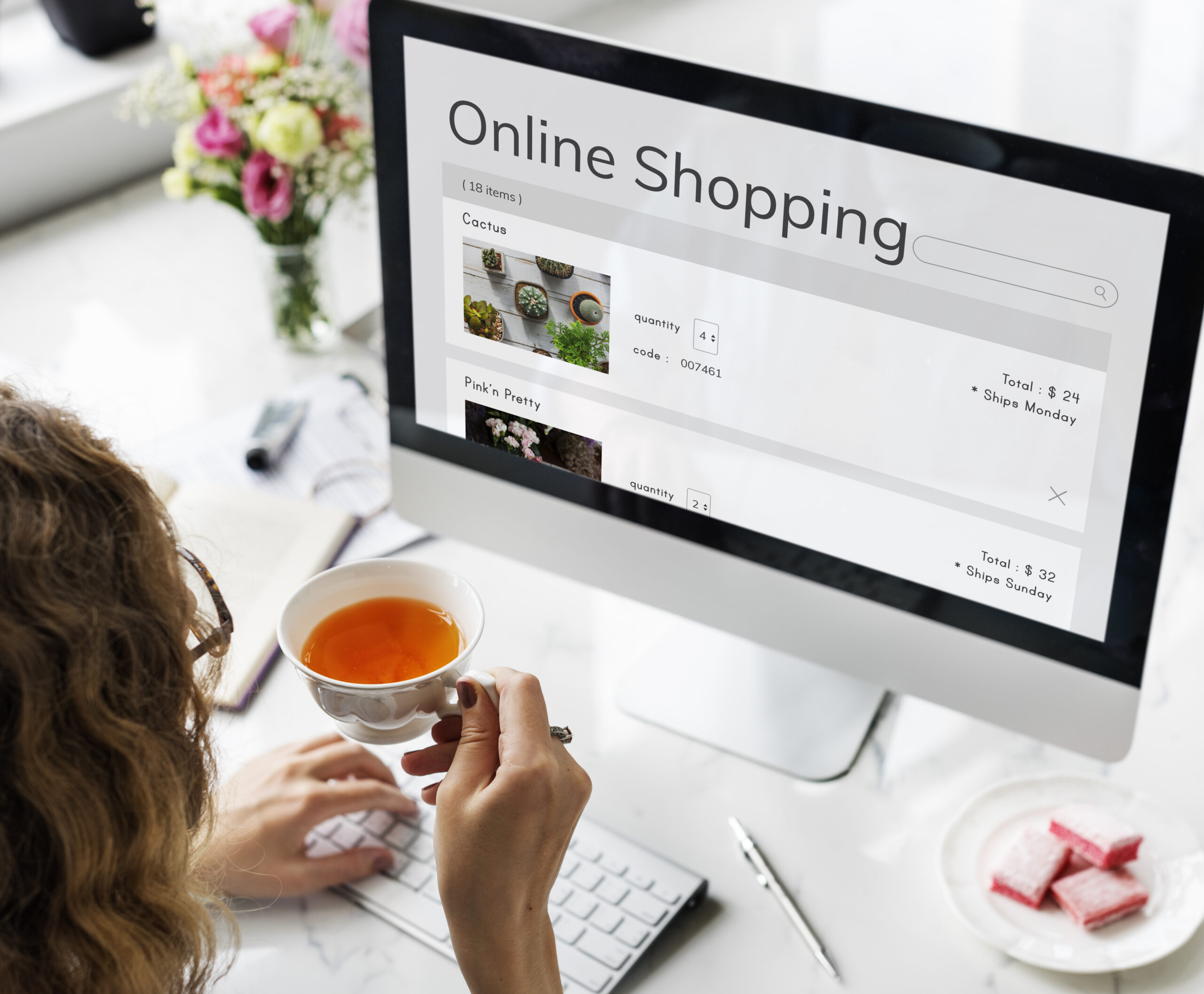 Ordenador portátil mostrando interfaz de ecommerce, diseño web para tienda online.