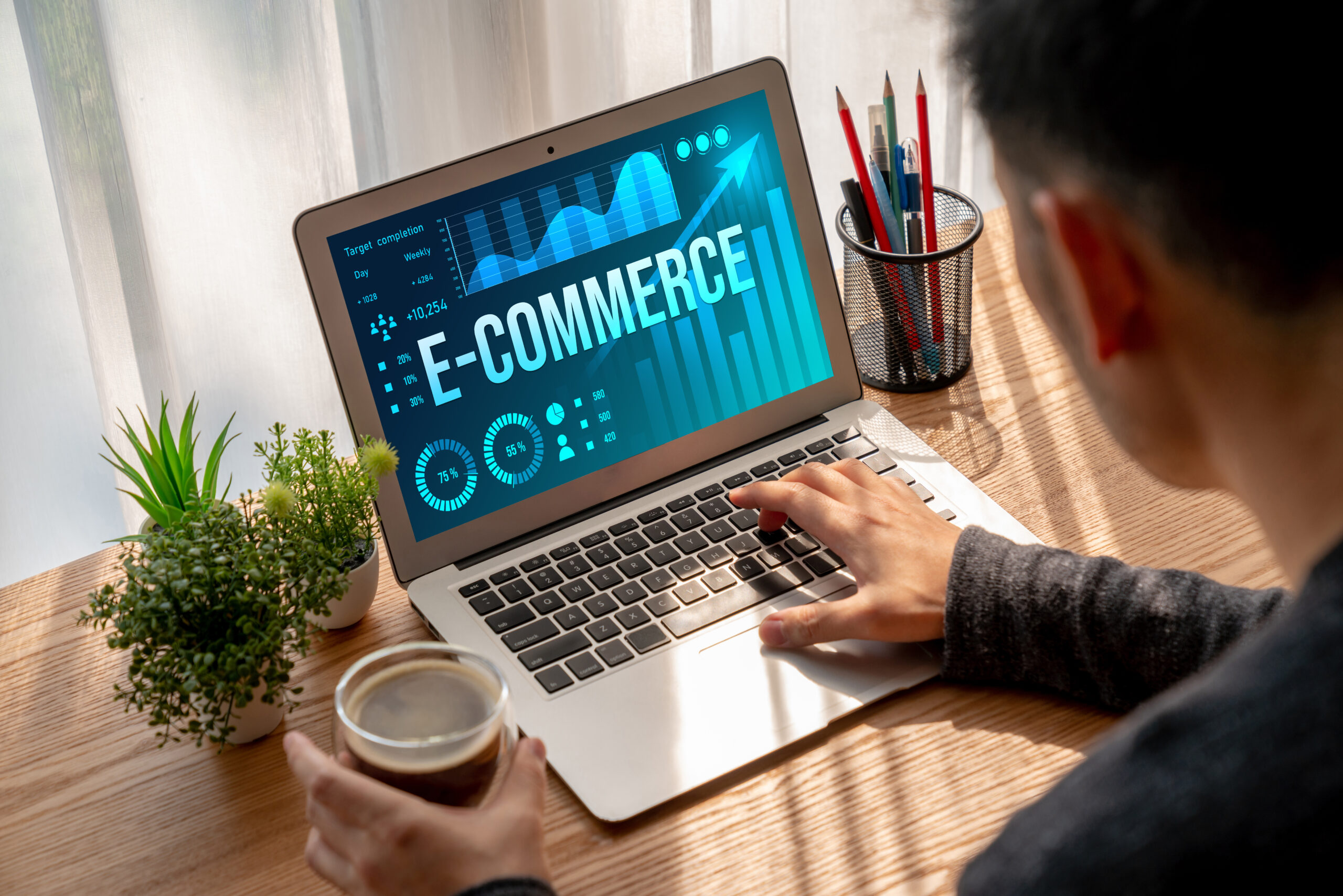 Ordenador portátil mostrando interfaz de ecommerce, diseño web para tienda online.