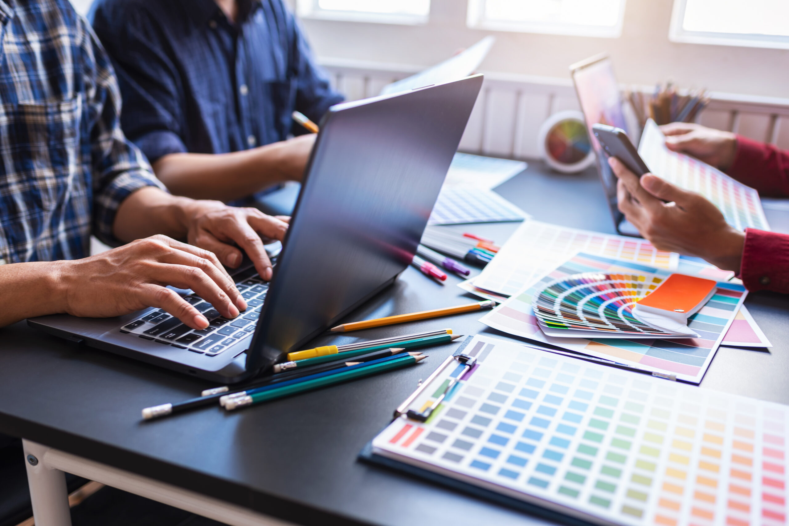 Persona diseñando una página web profesional en Cáceres con enfoque en desarrollo y diseño personalizado