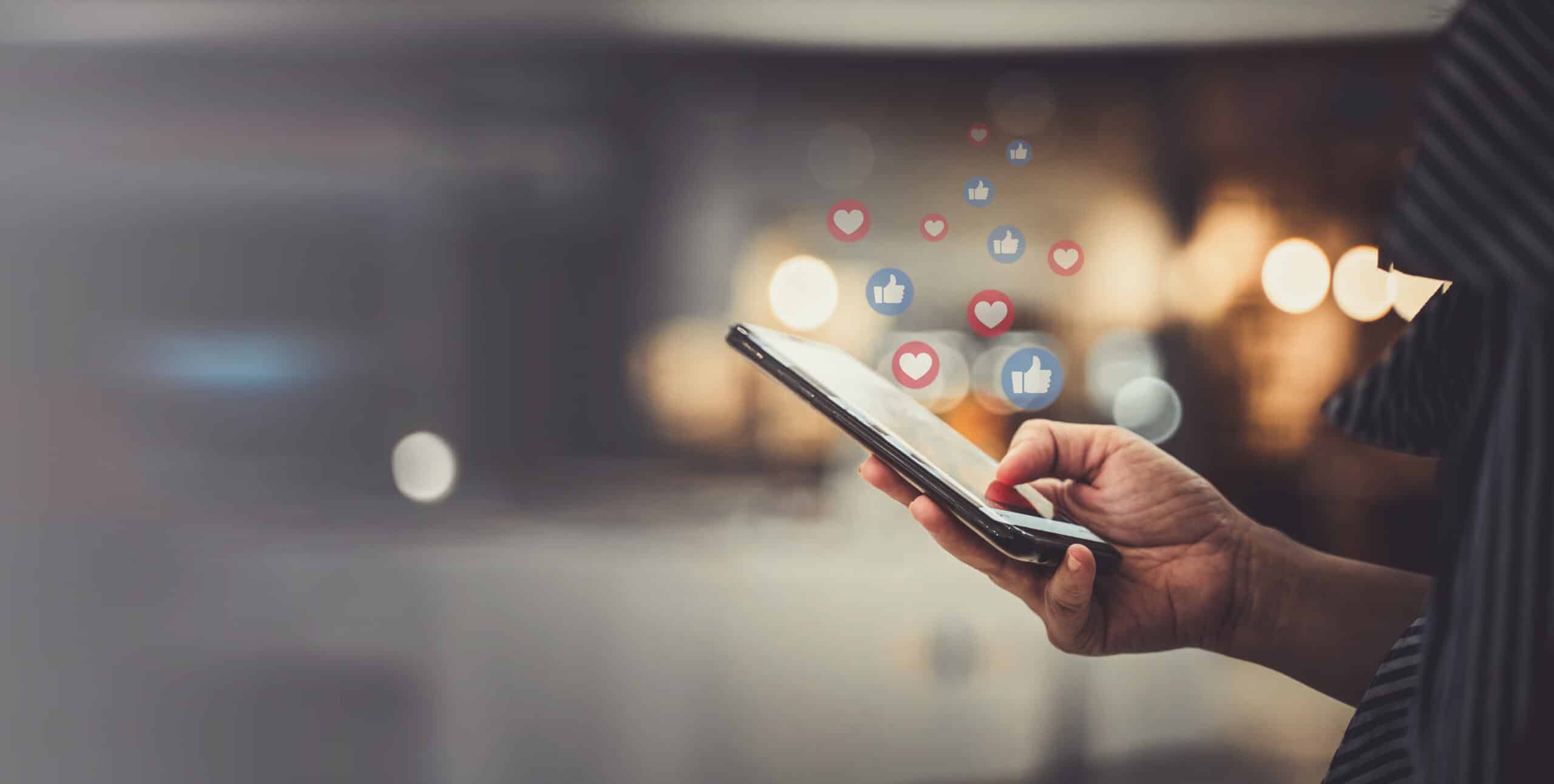 Teléfono mostrando iconos de likes y corazones que simbolizan la reputación online en redes sociales en Lleida.
