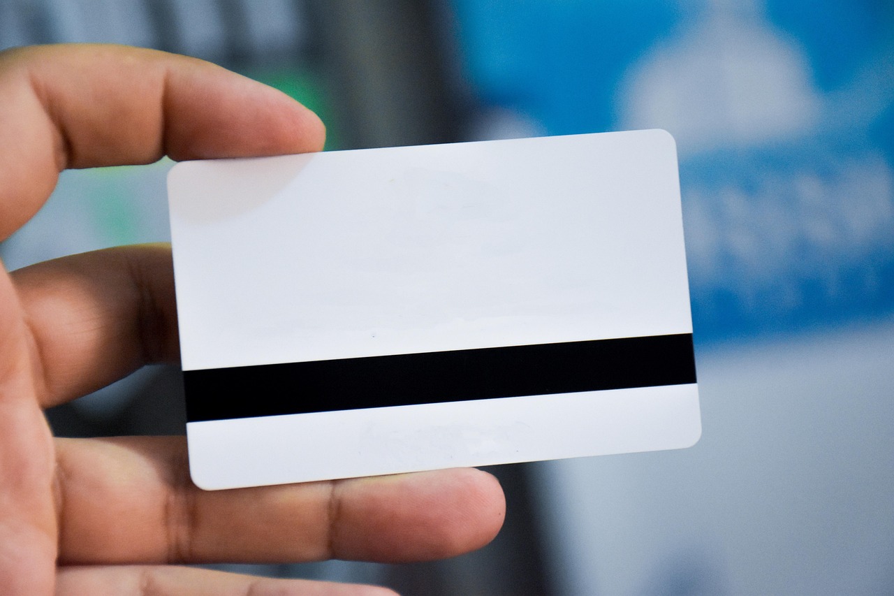 Persona sosteniendo una tarjeta corporativa que representa el desarrollo y diseño en Huesca de identidad corporativa profesional.