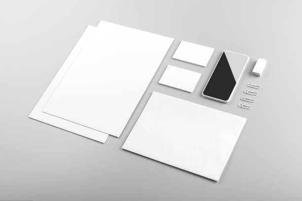 Papelería corporativa con diseño personalizado sobre fondo azul, representando la identidad visual de marca.