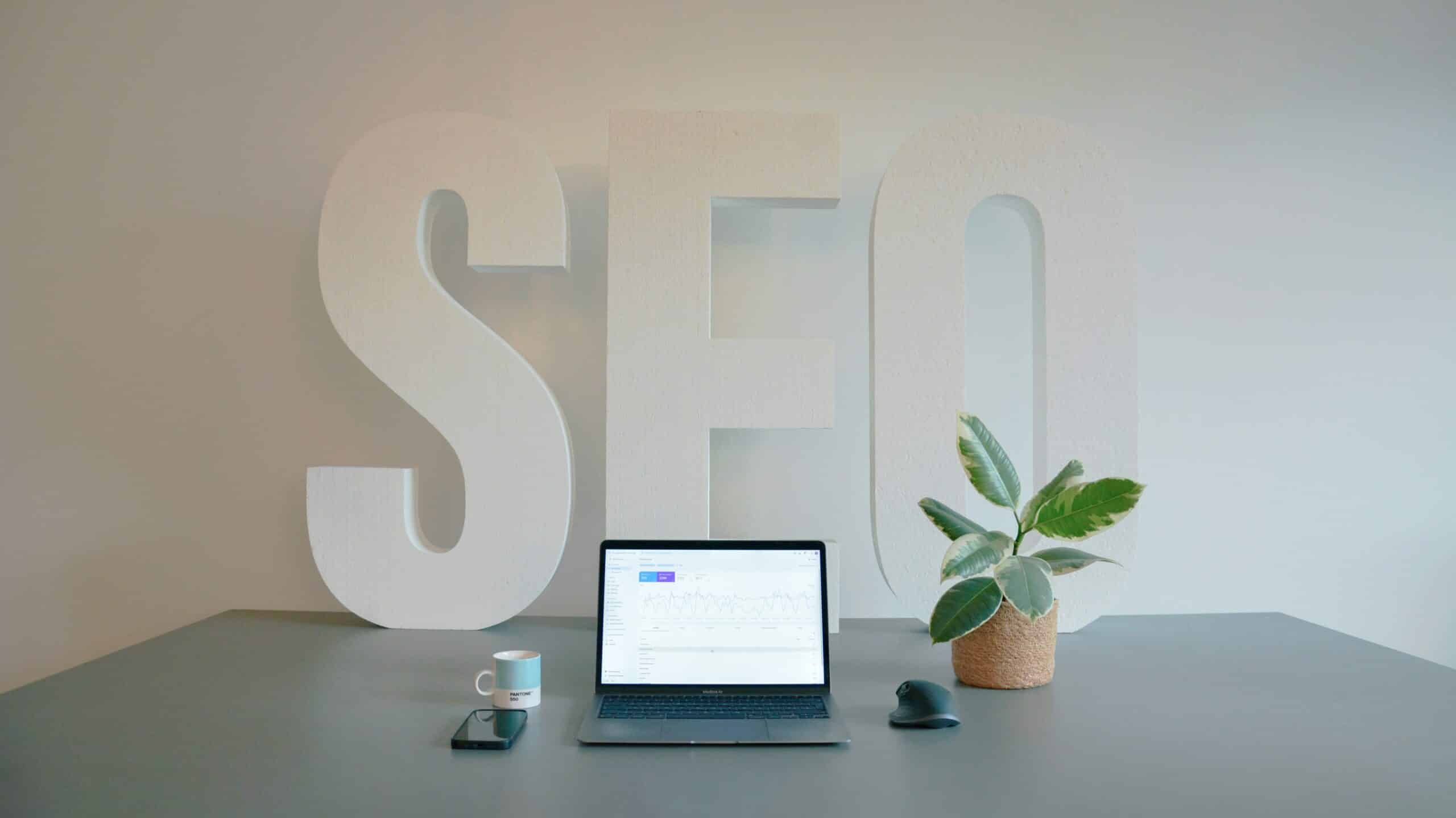Consultor SEO trabajando con datos y herramientas de posicionamiento en una agencia SEO en España