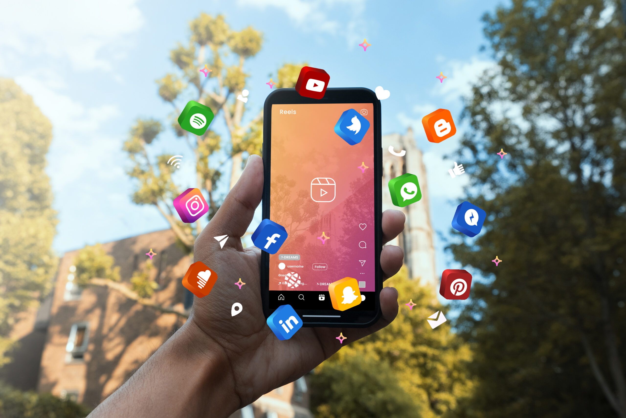 Persona usando teléfono móvil para la gestión de redes sociales en Jaén