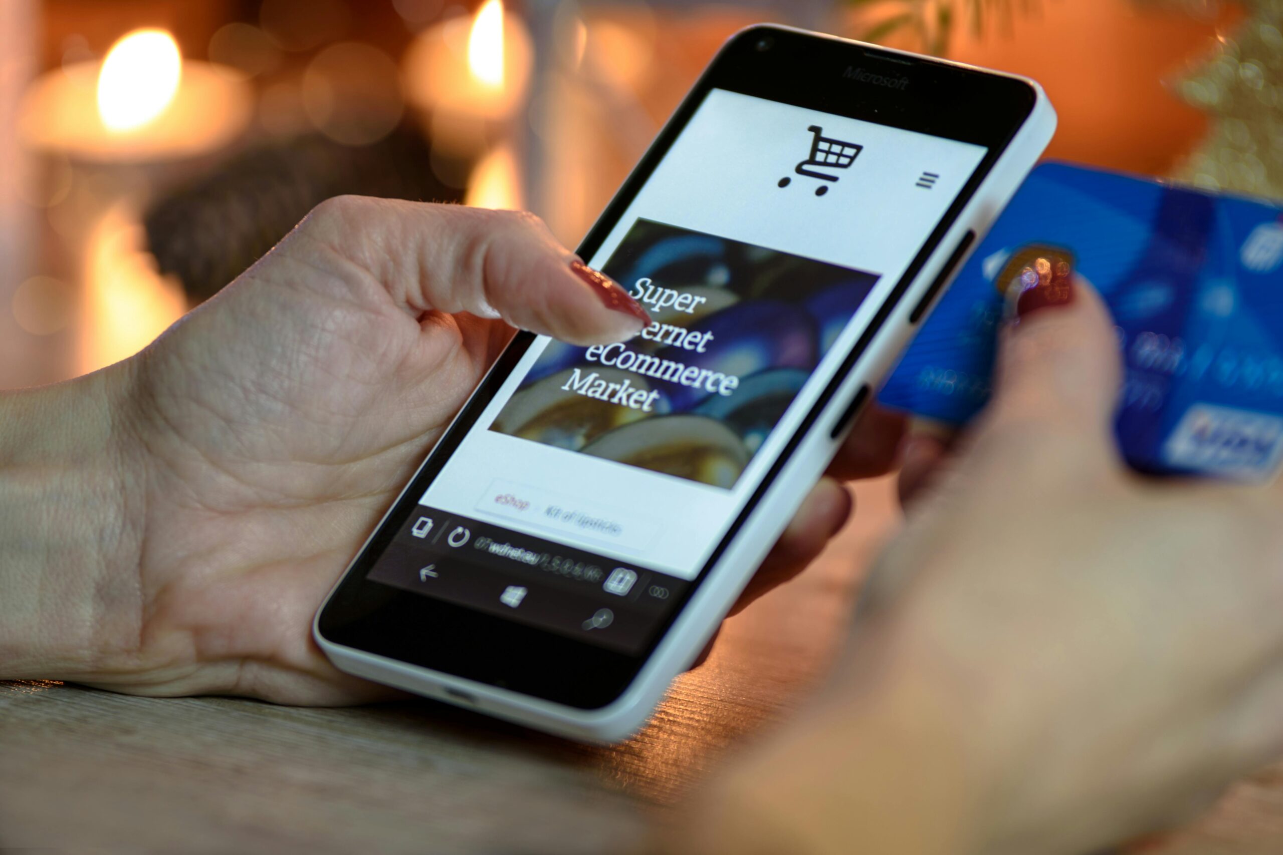 Teléfono móvil mostrando tienda online a medida y ecommerce en Badajoz con SEO y marketing digital