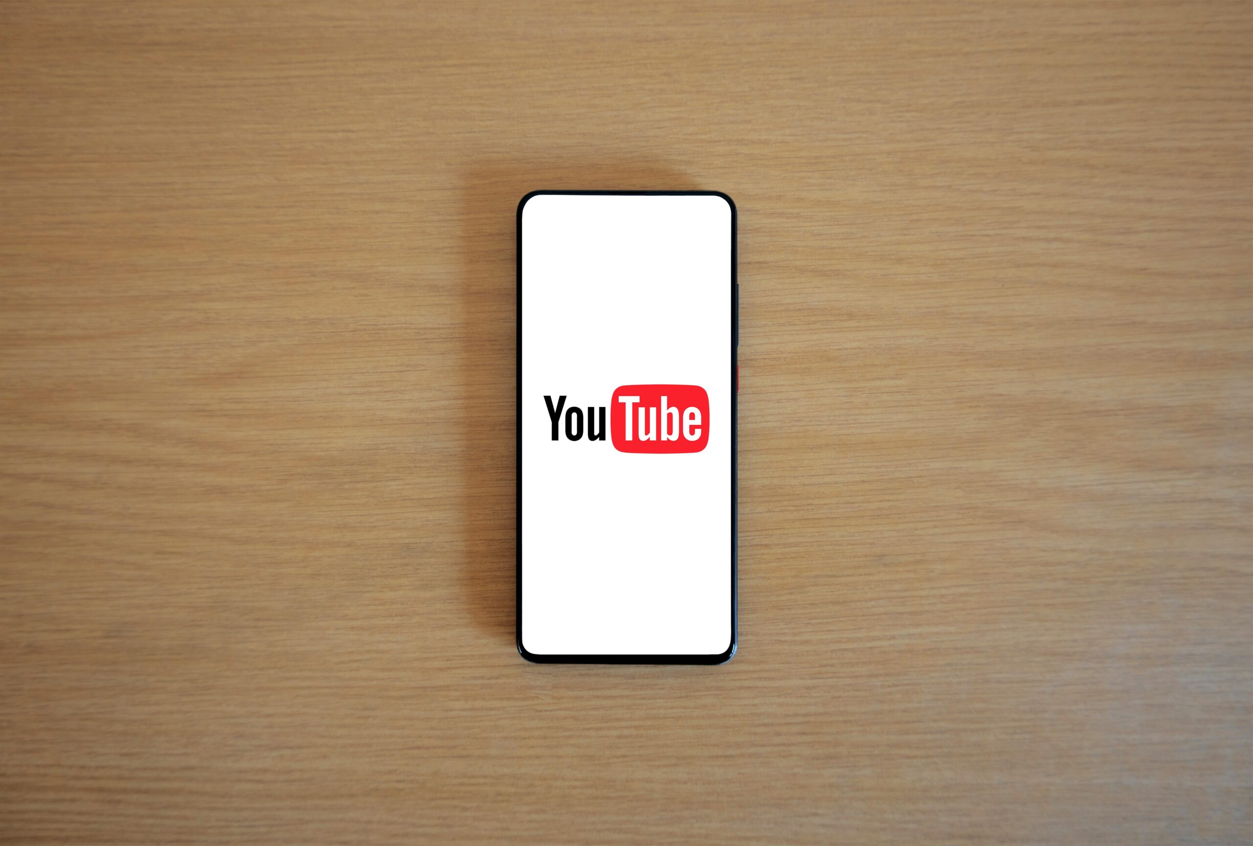 Niña viendo publicidad en YouTube, ejemplo de publicidad digital en Alicante