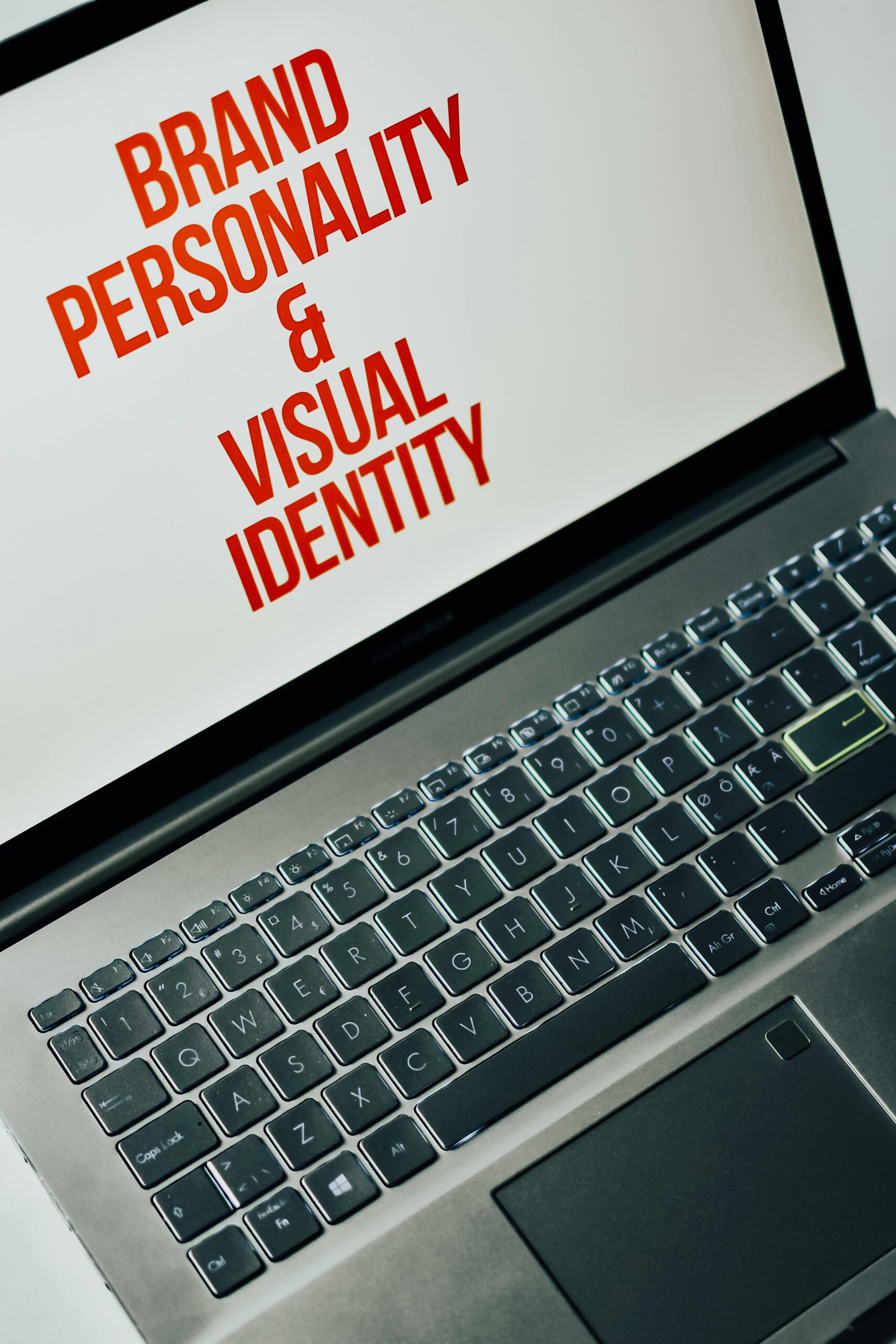 Portátil con mensaje "identidad visual", símbolo del desarrollo y diseño en Lleida de identidad corporativa profesional.