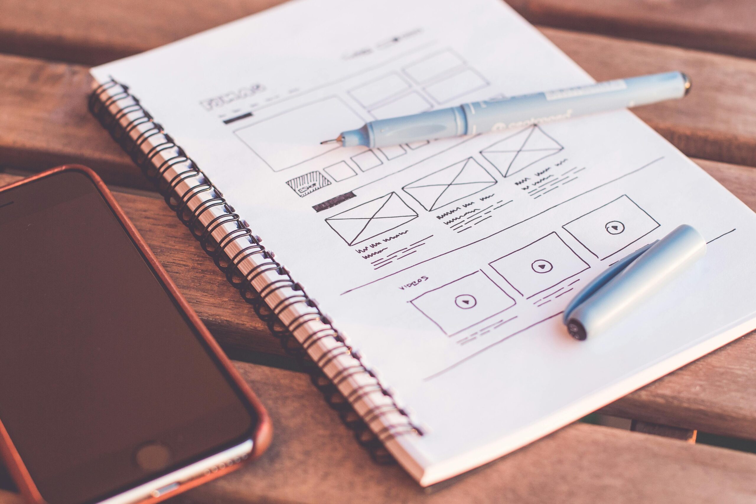 Cuaderno con bocetos para diseño y desarrollo de páginas web profesionales en Badajoz