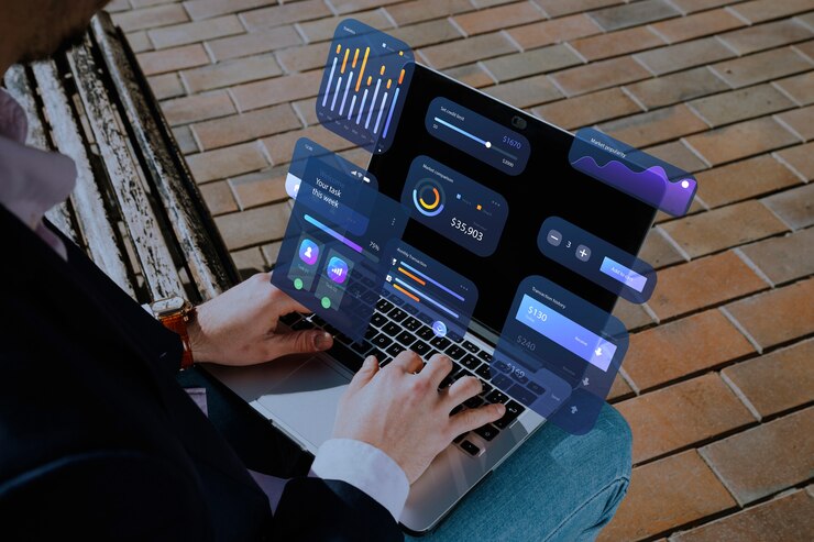 Persona sentado en un banco usando portátil, analizando datos de analítica web con gráficos holográficos.