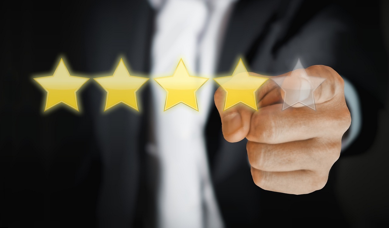 Mano señalando una valoración de estrellas para gestión de redes sociales en Cáceres