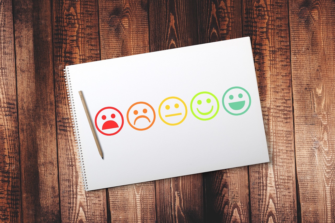 Emoticonos representando opiniones online sobre una marca en redes sociales en Badajoz.
