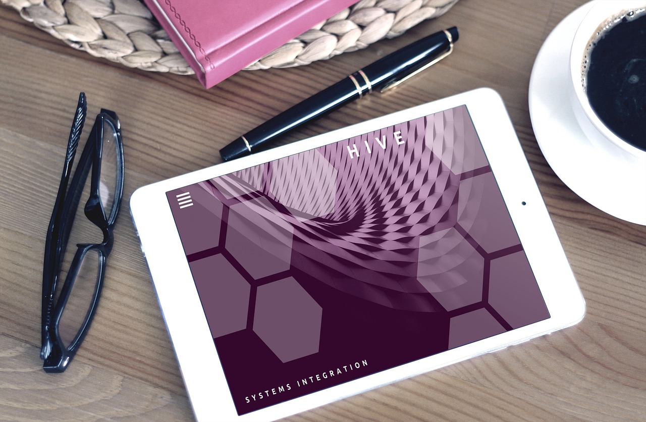 Tablet con gráficas de analítica web y datos en tiempo real - Posicionamiento Web en Huesca
