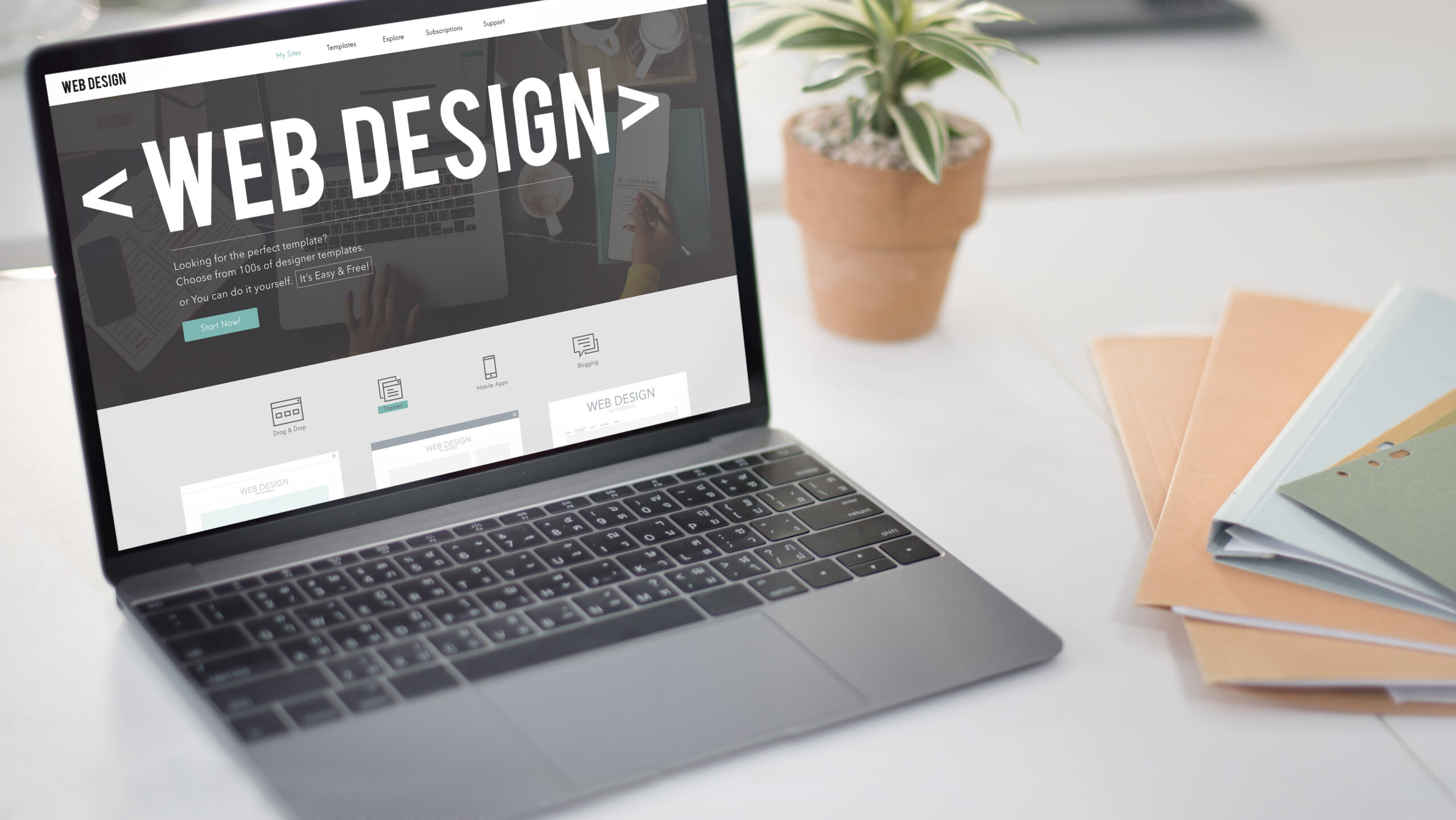 Persona creando y diseñando su página web en Lugo – desarrollo de páginas web, diseño de páginas web, páginas web WordPress