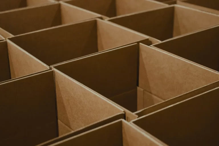 Cajas de cartón abiertas preparadas para enviar pedidos